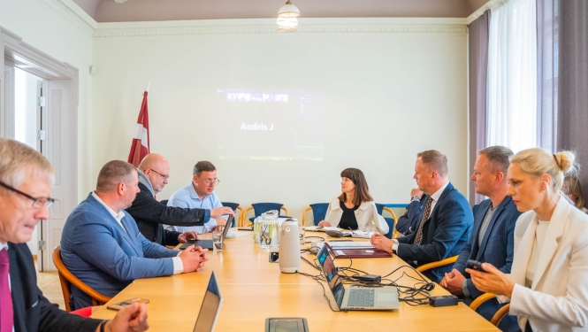 Viedās administrācijas un reģionālās attīstības ministrs Edgars Tavars ar Reģionālo attīstības centru un novadu apvienības (RACA) pārstāvjiem,
