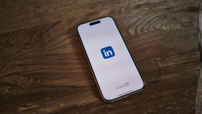 Foto ar mobilo telefonu, kurā atvērta lietotne Linkedin