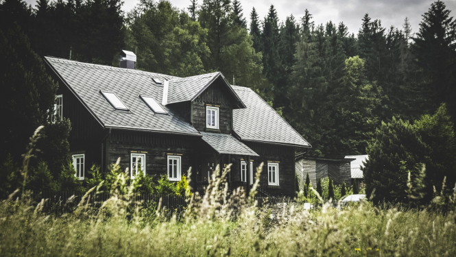 Māja ar saules paneļiem uz jumta
