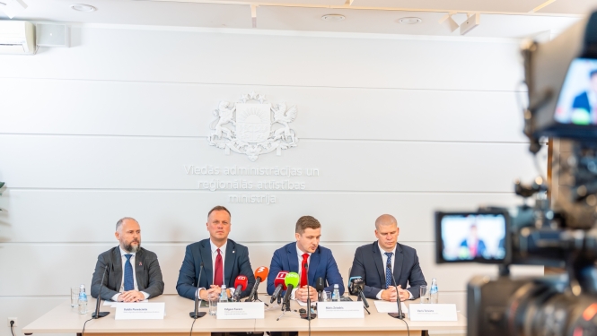 Ministrs Edgars Tavars preses konferencē