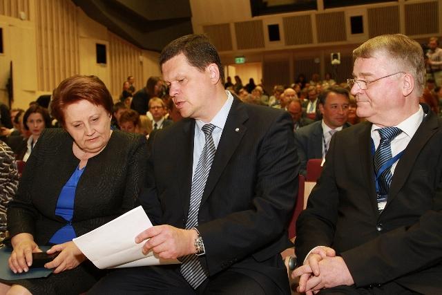 Latvijas Ministru prezidente Laimdota Straujuma, Latvijas vides aizsardzības un reģionālās attīstības ministrs Kaspars Gerhards un Eiropas Reģionu komitejas priekšsēdētājs Marku Markkula pirms Digitālās asamblejas 2015 atklāšanas