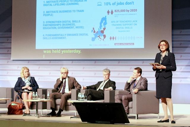 Paneļdiskusija par darba grupu rezultātiem un turpmāko rīcību. Eiropas Parlamenta deputāte Miapetra Kumpala-Natri; Luksemburgas Premjerministra biroja Mediju un komunikācijas departamenta ģenerāldirektors Žans Pauls Zens; Eiropas Komisijas Komunikācijas tīklu, satura un tehnoloģijas ģenerāldirektorāta ģenerāldirektors Roberts Madlins; Latvijas Vides aizsardzības un reģionālās attīstības ministrijas valsts sekretārs Arnis Daugulis. Moderatore Vivjena Parija