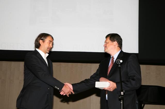 Ministrs K. Gerhards apbalvo "Būvindustrijas lielās balvas 2015" laureātu kategorijā "Gada arhitekts" Ģirtu Valeini autors: Sarmīte Livdāne, žurnāls "Būvinženieris"