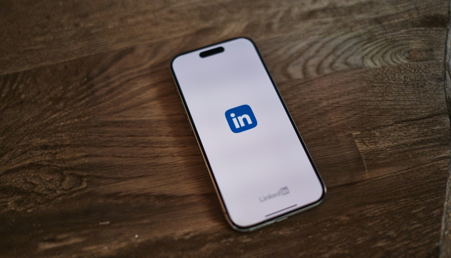 Foto ar mobilo telefonu, kurā atvērta lietotne Linkedin