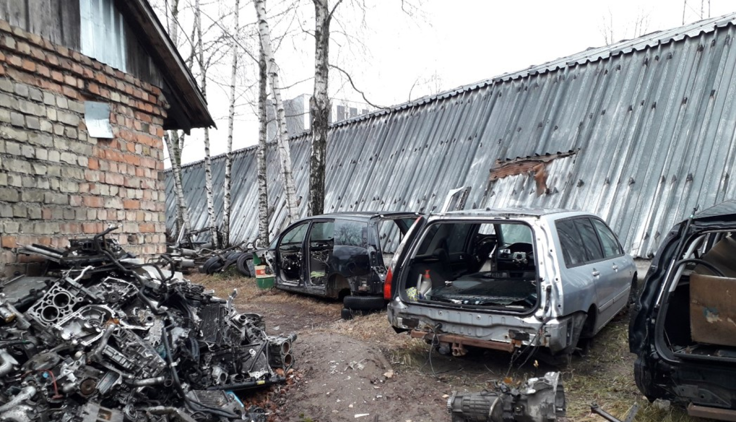 industriālā teritorija ar veciem auto