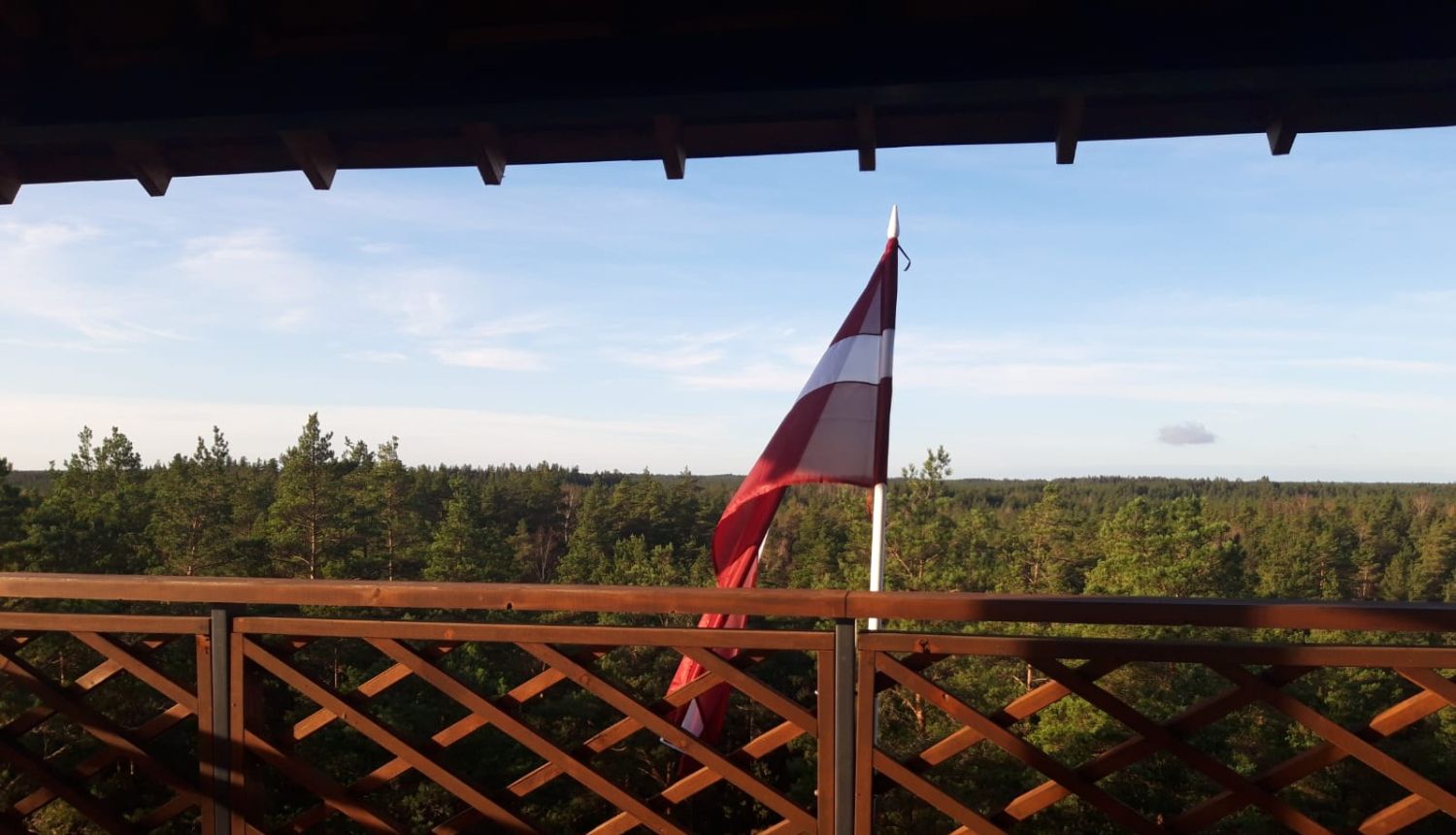 Latvijas karogs skatu tornī