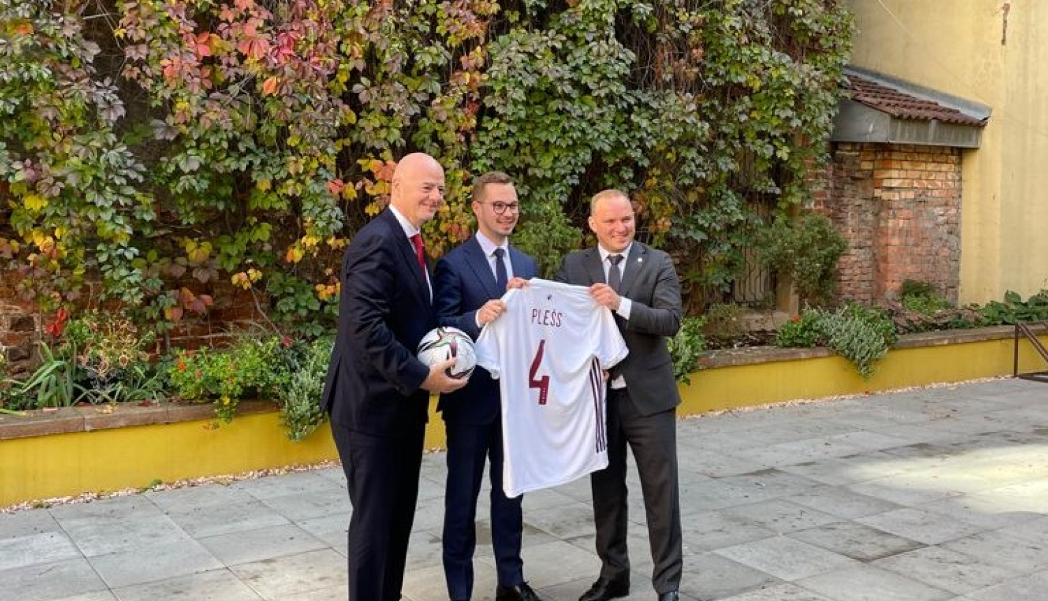 Ministrs kopa ar FIFA