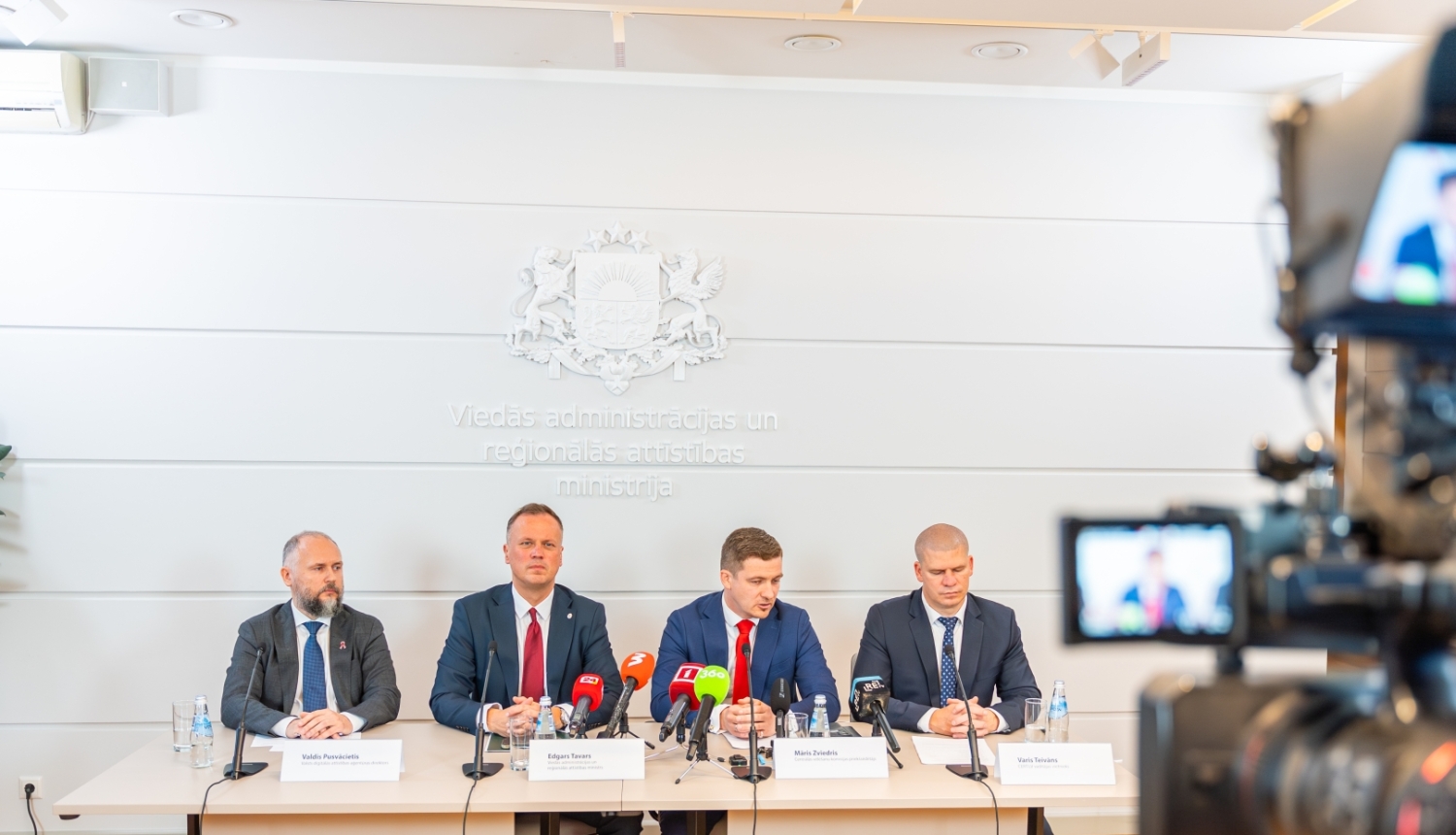 Ministrs Edgars Tavars preses konferencē