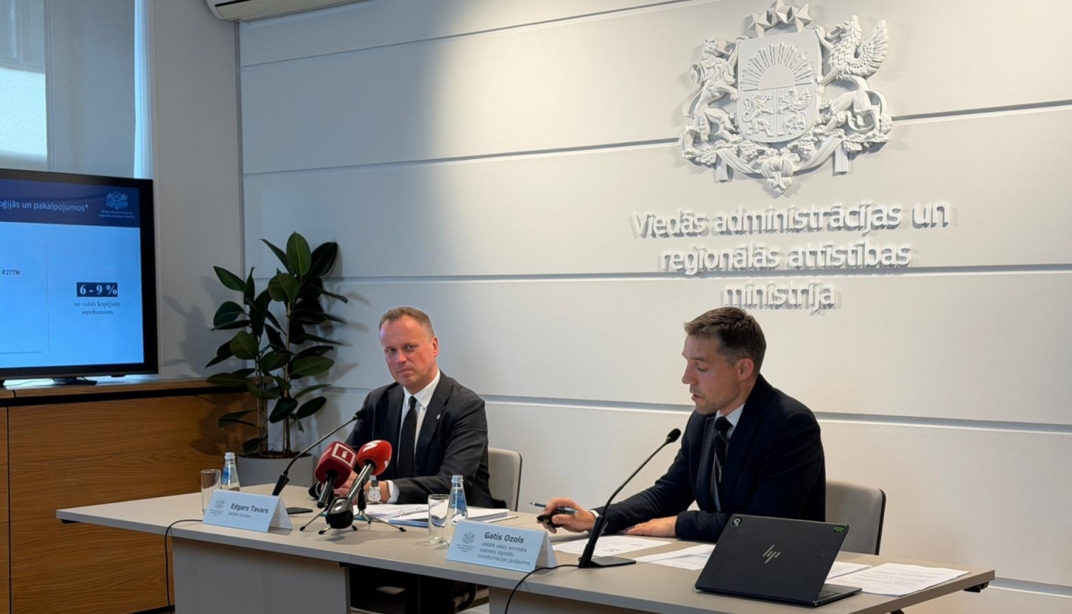 Ministrs Edgars Tavars preses konferencē