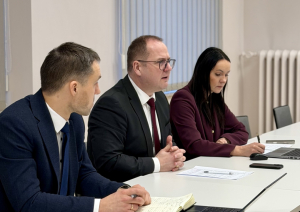 Ministrs Raimonds Čudars tiekas ar veselības ministru Hosamu Abu Meri