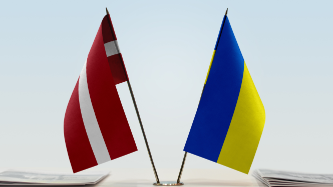 Latvijas un Ukrainas karogi