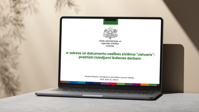 Dators ar semināra pirmo slaidu - e-adrese un dokumentu pārvaldības sistēma "Lietvaris"