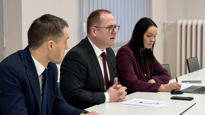 Ministrs Raimonds Čudars tiekas ar veselības ministru Hosamu Abu Meri