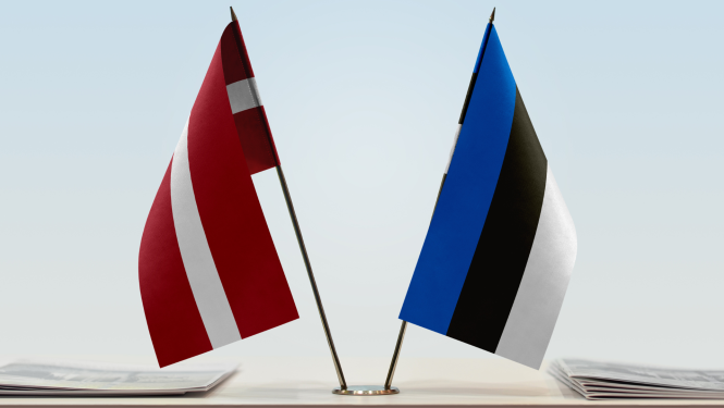 Latvijas un Igaunijas karogi