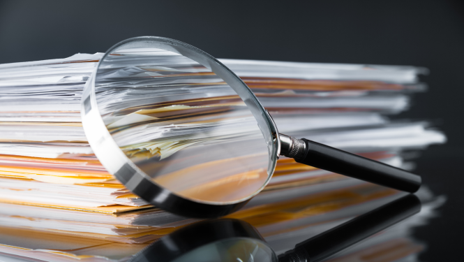 Dokumenti un palielināmais stikls