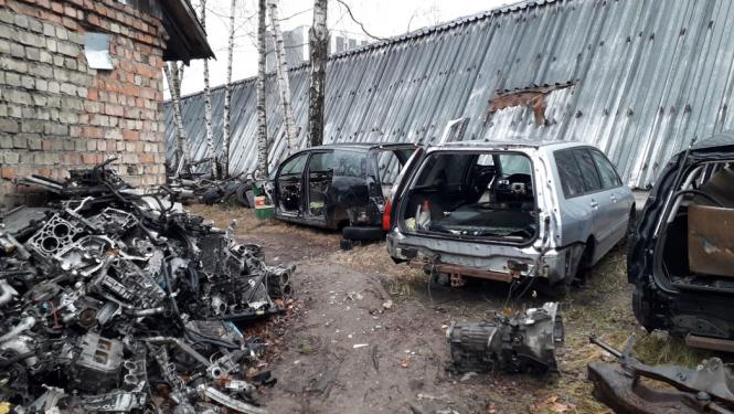 industriālā teritorija ar veciem auto