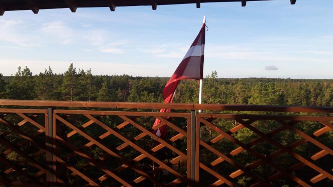 Latvijas karogs skatu tornī
