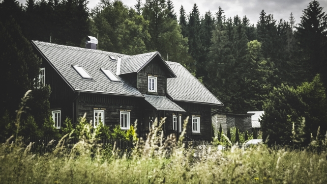 Māja ar saules paneļiem uz jumta