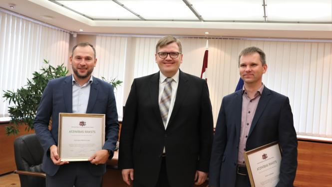 Rīgas domes pagaidu vadība saņem J.Pūces atzinības rakstu