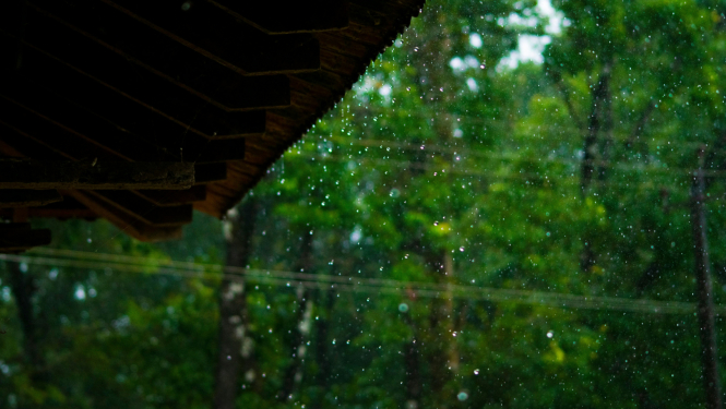 Stiprs lietus uz jumta