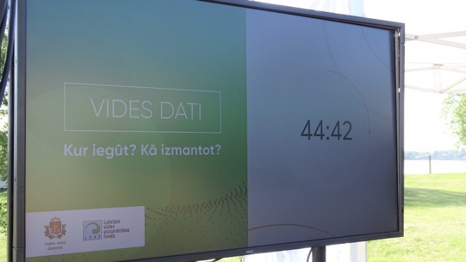 TV ekrāns ar pasākuma tiešsaites translāciju