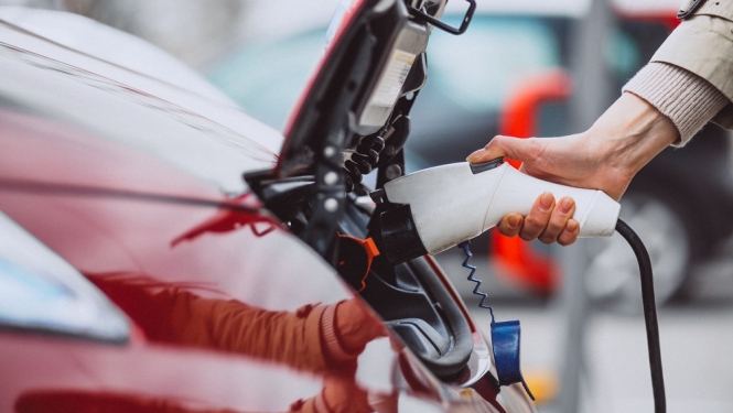 elektroautomobīļa uzlāde