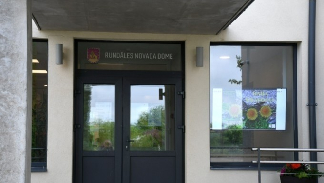 Rundāles novada domes ēkas ieejas fasāde