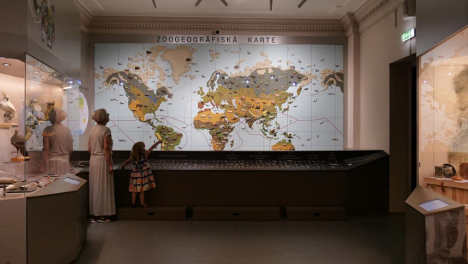 Muzeja ekspozīcija ar pasaules karti