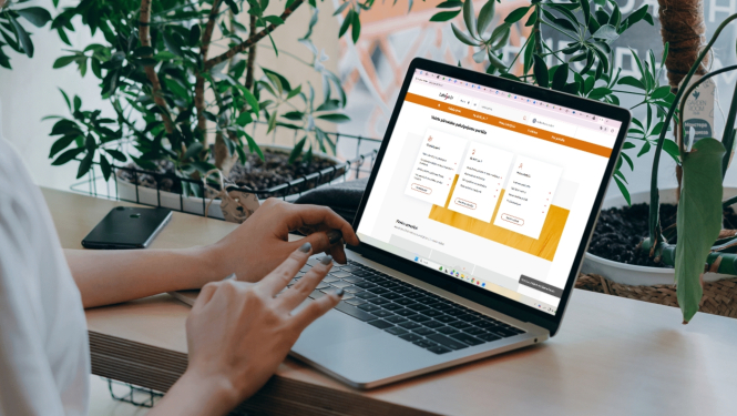 Cilvēks pie datora, izmanto Latvija.gov.lv vietni