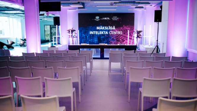 Mākslīgā intelekta atklāšanas pasākuma foto, zāle ar krēsliem