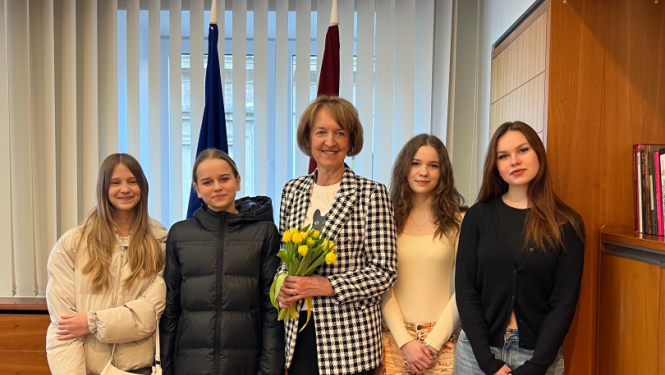 Ministre Inga Bērziņa ar jauniešiem Ēnu dienā