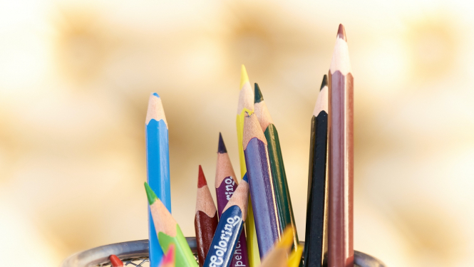 Skola zīmuļi bērni