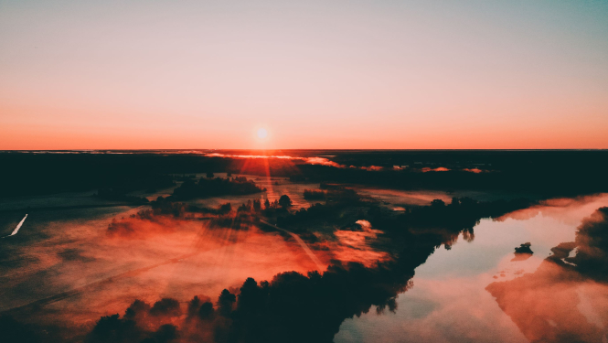 Ainava ar upi rītausmā