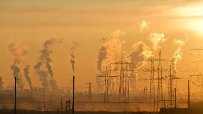 vakara debesis ar dūmiem