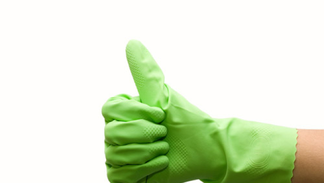 roka ar uzvilktu saimniecības cimdu