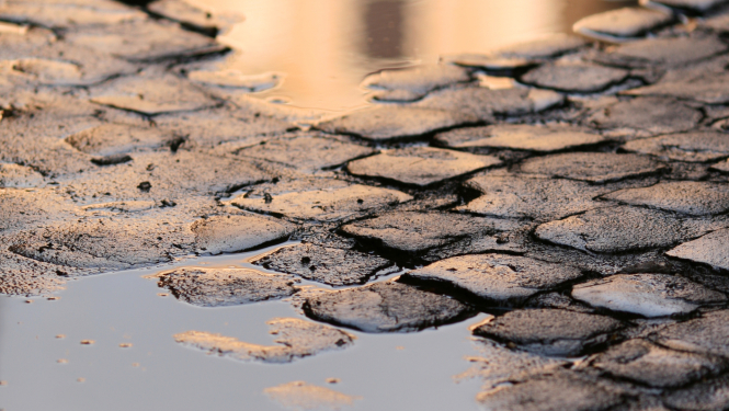 Peļķes un izskaloti bruģakmeņi