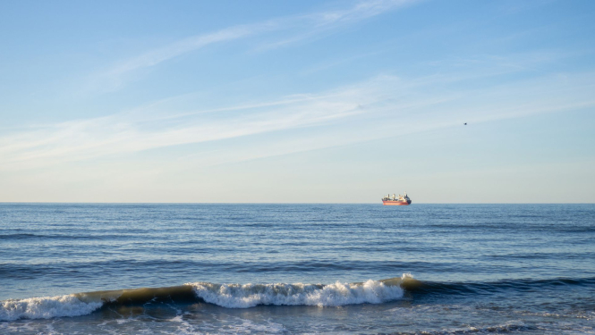 Kuģis tālumā, jūra