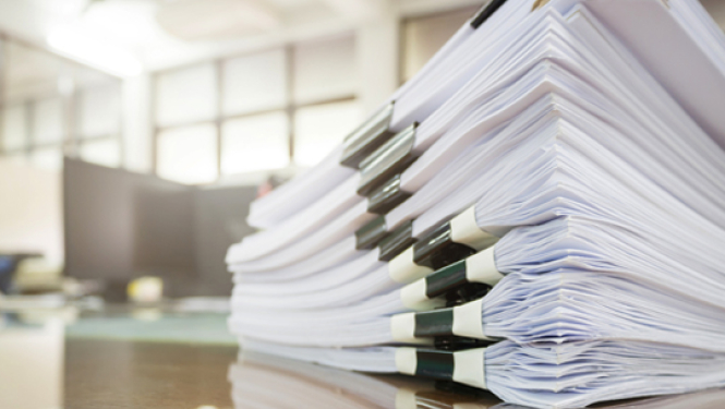 Dokumentu kaudze uz biroja darba galda