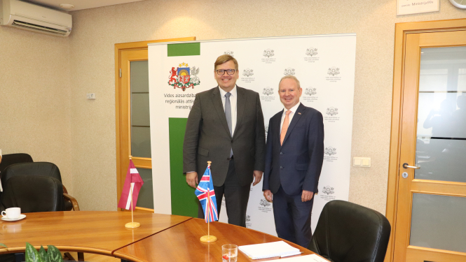 Puce un AK vestnieks