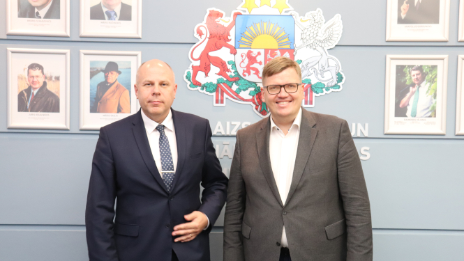 tiksanas ar Igaunijas telekomunikaciju ministru