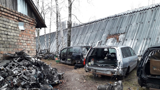 industriālā teritorija ar veciem auto