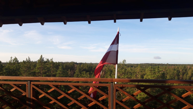 Latvijas karogs skatu tornī