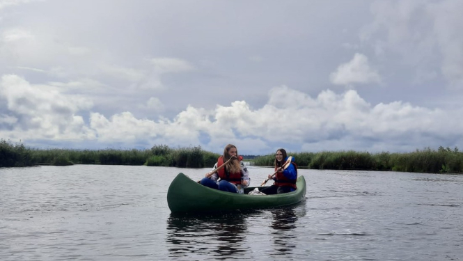 divas meitenes laivā uz ezera