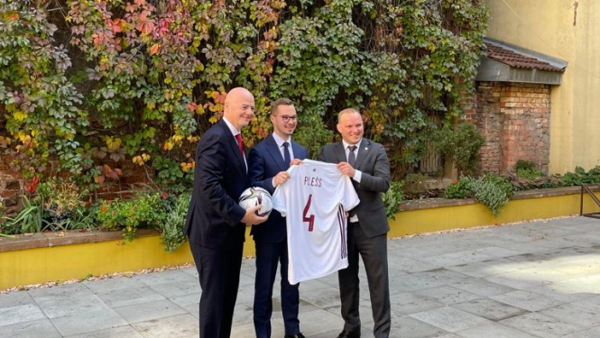 Ministrs kopa ar FIFA