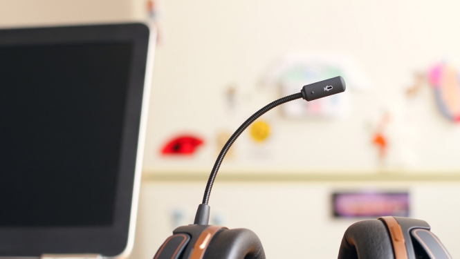 dators un austiņas ar mikrofonu