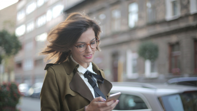 Sieviete ar telefonu, aplikācija, digitalizācija