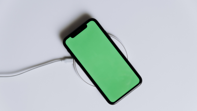 mobilais telefons ar zaļu ekrānu