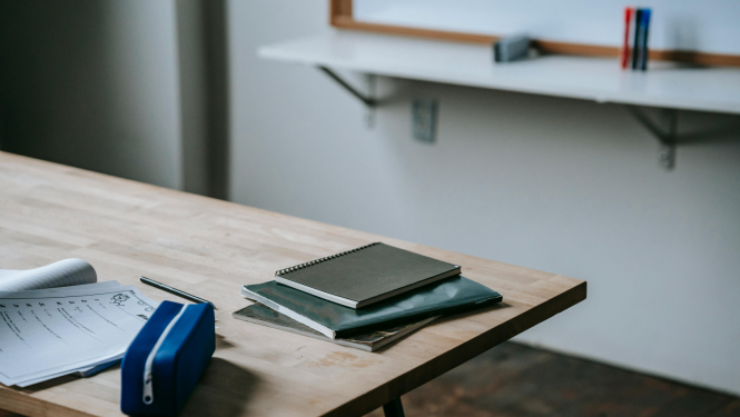 Skolas telpas, galds ar mācību piederumiem