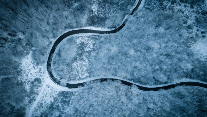 Skats no augšas uz sniegotu ziemu