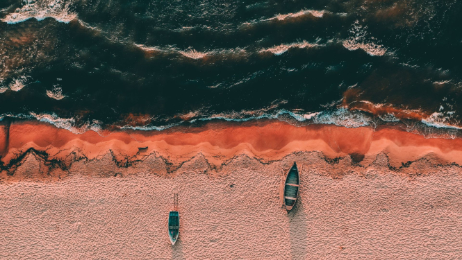 Baltijas jūras piekraste ar laivām